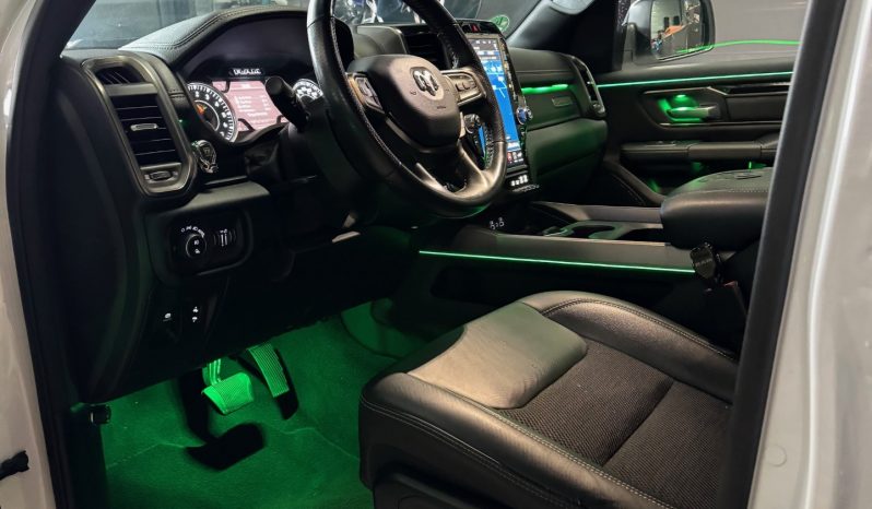 DODGE RAM 1500 5.7L HEMI V8 4X4 * SPORT * WIDE BODY * UNIEK * BOM VOL LEUKE GADGETS * GREEN LINE * 330 LITER PRINS LPG * AFSTAND START * TREINHOORN * CUSTOM SFEER VERLICHTING INTERIEUR INSTELBAAR * STERRENHEMEL * LEDBAR * SPATBORDVERBREDERS * PPF SMOKE * CUSTOM STRIPING * UITLAATSYSTEEM * vol