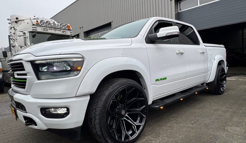 DODGE RAM 1500 5.7L HEMI V8 4X4 401PK *SPORT*WIDE BODY*24 INCH*OPEN UITLAAT*TREINHOORN*LEDBAR*UNIEK* vol