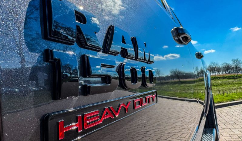 DODGE RAM 1500 5.7L V8 HEMI 4X4 401PK * LARAMIE * FULL OPTION * 322 LITER LPG * LAGE BIJTELLING * 8-TRAPS AUTOMAAT * BOM VOL * 20 INCH XD LICHTMETALEN SPORTVELGEN * vol
