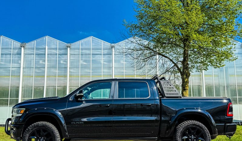 DODGE RAM 1500 5.7L HEMI V8 4X4 401PK * LARAMIE * SPORT * BLACK-OPPS * VERHOOGD * VERBREED * TREINHOORN * OPEN UITLAATSYSTEEM * BOM VOL * RAMBAR * TRX LOOK * vol