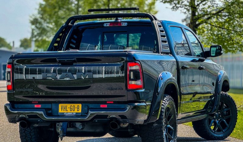 DODGE RAM 1500 5.7L HEMI V8 4X4 401PK * LARAMIE * SPORT * BLACK-OPPS * VERHOOGD * VERBREED * TREINHOORN * OPEN UITLAATSYSTEEM * BOM VOL * RAMBAR * TRX LOOK * vol