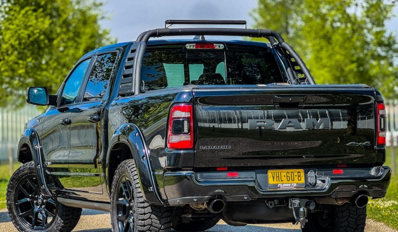 DODGE RAM 1500 5.7L HEMI V8 4X4 401PK * LARAMIE * SPORT * BLACK-OPPS * VERHOOGD * VERBREED * TREINHOORN * OPEN UITLAATSYSTEEM * BOM VOL * RAMBAR * TRX LOOK * vol