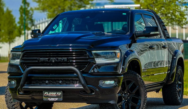 DODGE RAM 1500 5.7L HEMI V8 4X4 401PK * LARAMIE * SPORT * BLACK-OPPS * VERHOOGD * VERBREED * TREINHOORN * OPEN UITLAATSYSTEEM * BOM VOL * RAMBAR * TRX LOOK * vol
