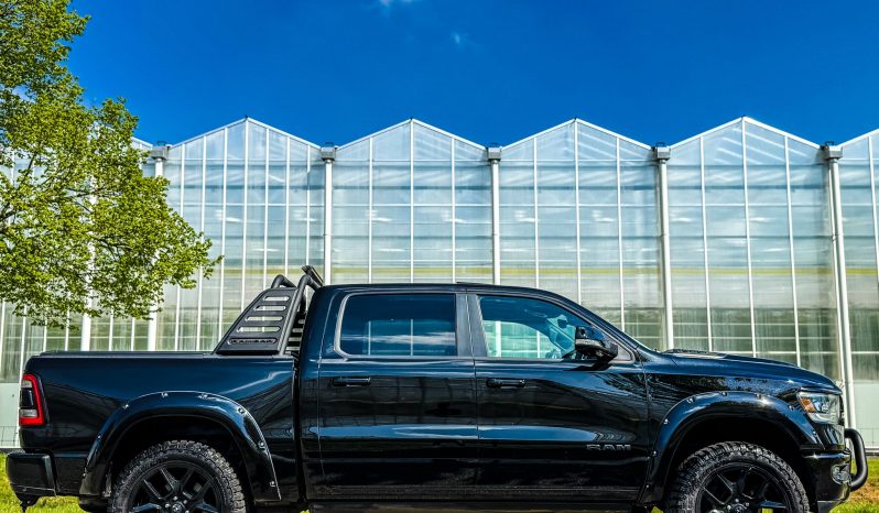 DODGE RAM 1500 5.7L HEMI V8 4X4 401PK * LARAMIE * SPORT * BLACK-OPPS * VERHOOGD * VERBREED * TREINHOORN * OPEN UITLAATSYSTEEM * BOM VOL * RAMBAR * TRX LOOK * vol