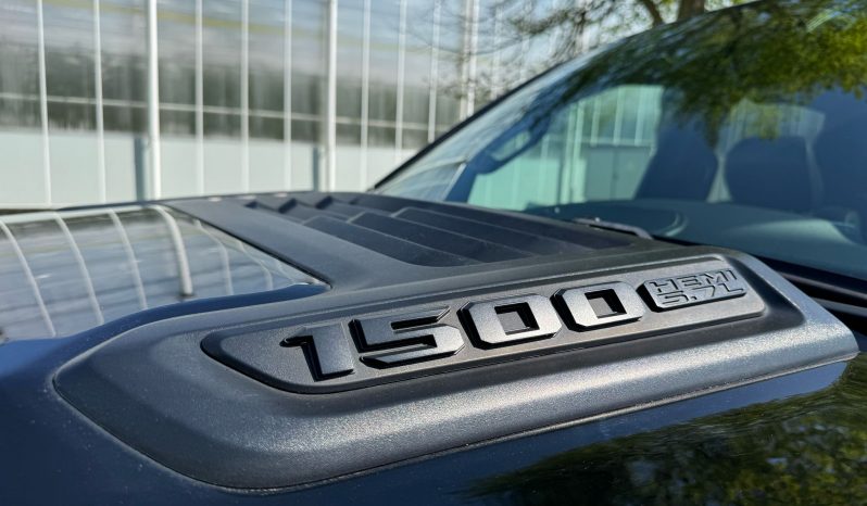 DODGE RAM 1500 5.7L HEMI V8 4X4 401PK * LARAMIE * SPORT * BLACK-OPPS * VERHOOGD * VERBREED * TREINHOORN * OPEN UITLAATSYSTEEM * BOM VOL * RAMBAR * TRX LOOK * vol