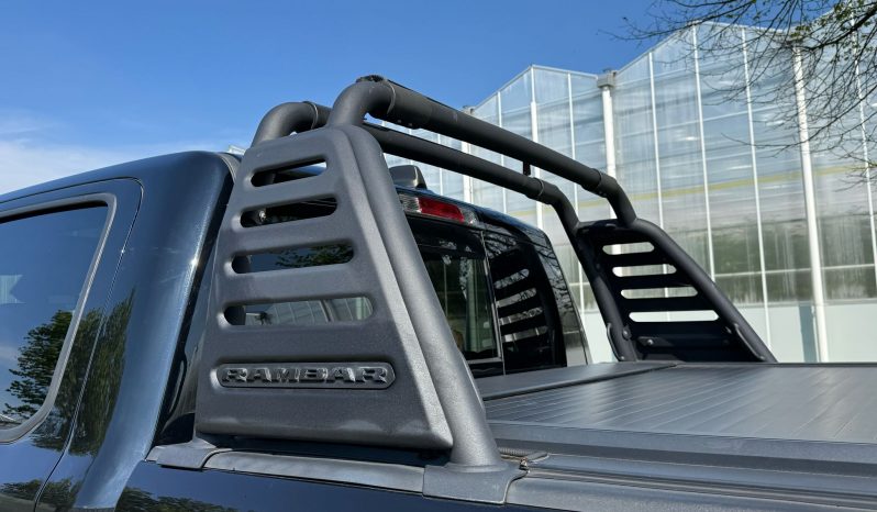 DODGE RAM 1500 5.7L HEMI V8 4X4 401PK * LARAMIE * SPORT * BLACK-OPPS * VERHOOGD * VERBREED * TREINHOORN * OPEN UITLAATSYSTEEM * BOM VOL * RAMBAR * TRX LOOK * vol