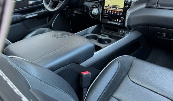 DODGE RAM 1500 5.7L HEMI V8 4X4 401PK * LARAMIE * SPORT * BLACK-OPPS * VERHOOGD * VERBREED * TREINHOORN * OPEN UITLAATSYSTEEM * BOM VOL * RAMBAR * TRX LOOK * vol