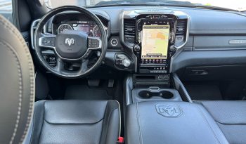DODGE RAM 1500 5.7L HEMI V8 4X4 401PK * LARAMIE * SPORT * BLACK-OPPS * VERHOOGD * VERBREED * TREINHOORN * OPEN UITLAATSYSTEEM * BOM VOL * RAMBAR * TRX LOOK * vol