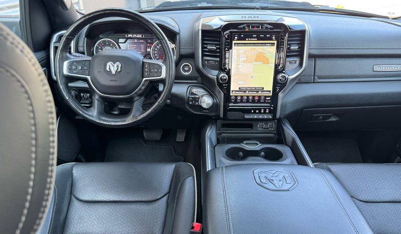 DODGE RAM 1500 5.7L HEMI V8 4X4 401PK * LARAMIE * SPORT * BLACK-OPPS * VERHOOGD * VERBREED * TREINHOORN * OPEN UITLAATSYSTEEM * BOM VOL * RAMBAR * TRX LOOK * vol