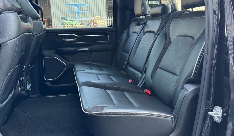 DODGE RAM 1500 5.7L HEMI V8 4X4 401PK * LARAMIE * SPORT * BLACK-OPPS * VERHOOGD * VERBREED * TREINHOORN * OPEN UITLAATSYSTEEM * BOM VOL * RAMBAR * TRX LOOK * vol