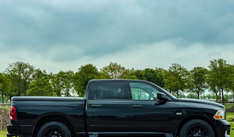 DODGE RAM 1500 5.7L HEMI 4X4 396PK V8 * BLACK EDITION * 6 PERSOONS * 20 INCH SRT-10 SPORTVELGEN * INRUIL AANBIEDING * BETAALBAAR EEN DIKKE PICK-UP RIJDEN * vol