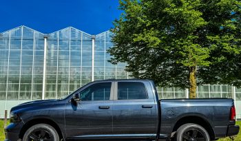 DODGE RAM 1500 5.7L HEMI 4X4 401PK V8 SPORT * FULL OPTION * 20 INCH * SCHUIFKANTELDAK * NIEUW TYPE 2018 * APPLE CARPLAY * CAMELEON VOORRAAM * vol