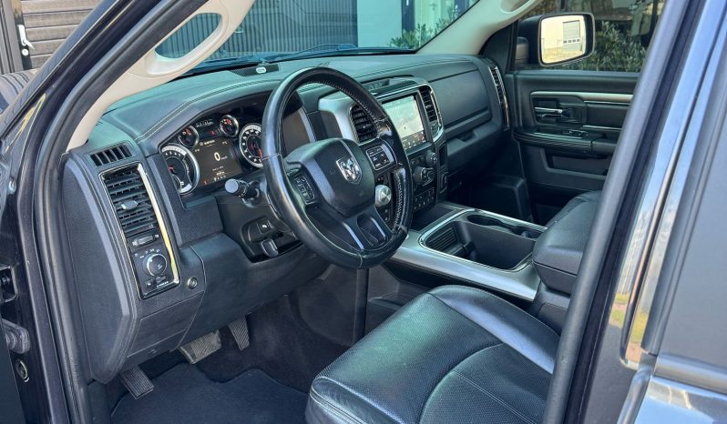 DODGE RAM 1500 5.7L HEMI 4X4 401PK V8 SPORT * FULL OPTION * 20 INCH * SCHUIFKANTELDAK * NIEUW TYPE 2018 * APPLE CARPLAY * CAMELEON VOORRAAM * vol