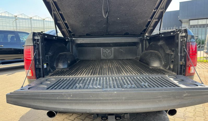 DODGE RAM 1500 5.7L HEMI 4X4 401PK V8 SPORT * FULL OPTION * 20 INCH * SCHUIFKANTELDAK * NIEUW TYPE 2018 * APPLE CARPLAY * CAMELEON VOORRAAM * vol