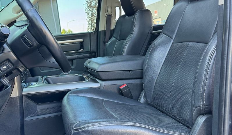 DODGE RAM 1500 5.7L HEMI 4X4 401PK V8 SPORT * FULL OPTION * 20 INCH * SCHUIFKANTELDAK * NIEUW TYPE 2018 * APPLE CARPLAY * CAMELEON VOORRAAM * vol
