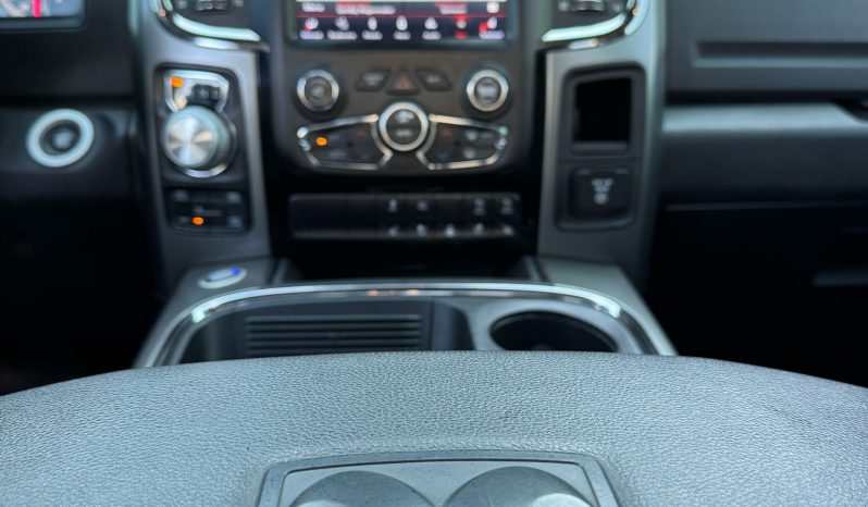DODGE RAM 1500 5.7L HEMI 4X4 401PK V8 SPORT * FULL OPTION * 20 INCH * SCHUIFKANTELDAK * NIEUW TYPE 2018 * APPLE CARPLAY * CAMELEON VOORRAAM * vol