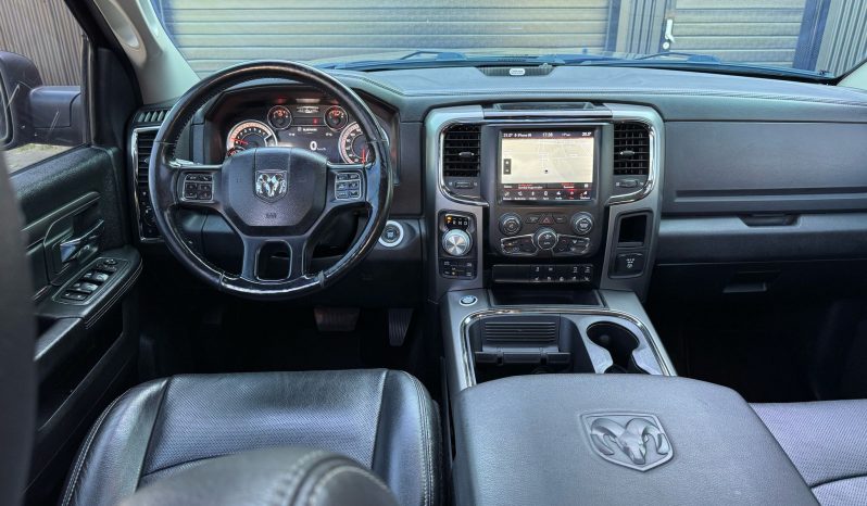 DODGE RAM 1500 5.7L HEMI 4X4 401PK V8 SPORT * FULL OPTION * 20 INCH * SCHUIFKANTELDAK * NIEUW TYPE 2018 * APPLE CARPLAY * CAMELEON VOORRAAM * vol