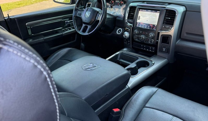 DODGE RAM 1500 5.7L HEMI 4X4 401PK V8 SPORT * FULL OPTION * 20 INCH * SCHUIFKANTELDAK * NIEUW TYPE 2018 * APPLE CARPLAY * CAMELEON VOORRAAM * vol