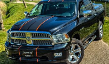 DODGE RAM 1500 5.7L HEMI 4X4 400PK * LARAMIE * MARGE * PARTICULIER GEREDEN * HARLEY DAVIDSON STRIPING * OPEN UITLAATSYSTEEM * FULL OPTION * CONSIGNATIE VERKOOP * YOUNGTIMER * vol