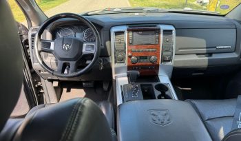 DODGE RAM 1500 5.7L HEMI 4X4 400PK * LARAMIE * MARGE * PARTICULIER GEREDEN * HARLEY DAVIDSON STRIPING * OPEN UITLAATSYSTEEM * FULL OPTION * CONSIGNATIE VERKOOP * YOUNGTIMER * vol