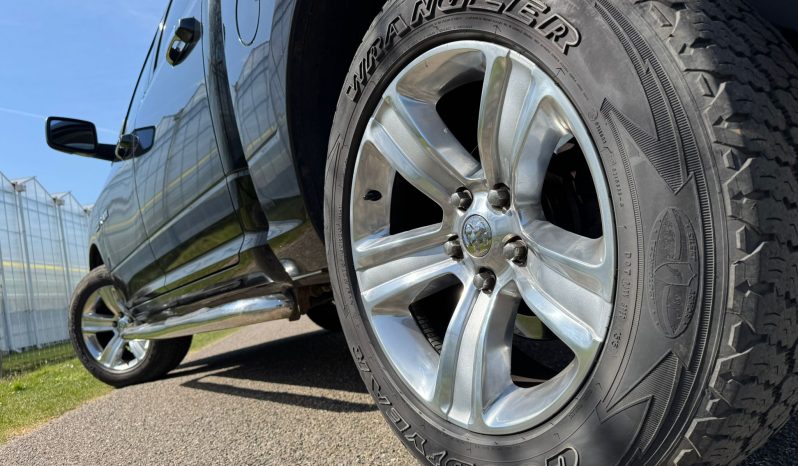 DODGE RAM 1500 5.7L HEMI 4X4 400PK * LARAMIE * MARGE * PARTICULIER GEREDEN * HARLEY DAVIDSON STRIPING * OPEN UITLAATSYSTEEM * FULL OPTION * CONSIGNATIE VERKOOP * YOUNGTIMER * vol