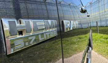 DODGE RAM 1500 5.7L HEMI 4X4 400PK * LARAMIE * MARGE * PARTICULIER GEREDEN * HARLEY DAVIDSON STRIPING * OPEN UITLAATSYSTEEM * FULL OPTION * CONSIGNATIE VERKOOP * YOUNGTIMER * vol