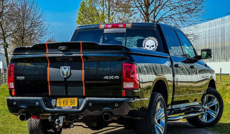 DODGE RAM 1500 5.7L HEMI 4X4 400PK * LARAMIE * MARGE * PARTICULIER GEREDEN * HARLEY DAVIDSON STRIPING * OPEN UITLAATSYSTEEM * FULL OPTION * CONSIGNATIE VERKOOP * YOUNGTIMER * vol