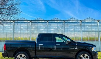 DODGE RAM 1500 5.7L HEMI 4X4 400PK * LARAMIE * MARGE * PARTICULIER GEREDEN * HARLEY DAVIDSON STRIPING * OPEN UITLAATSYSTEEM * FULL OPTION * CONSIGNATIE VERKOOP * YOUNGTIMER * vol