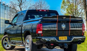 DODGE RAM 1500 5.7L HEMI 4X4 400PK * LARAMIE * MARGE * PARTICULIER GEREDEN * HARLEY DAVIDSON STRIPING * OPEN UITLAATSYSTEEM * FULL OPTION * CONSIGNATIE VERKOOP * YOUNGTIMER * vol