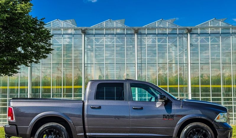 DODGE RAM 1500 5.7L V8 HEMI 4X4 401PK * LARAMIE * FULL OPTION * 322 LITER LPG * LAGE BIJTELLING * 8-TRAPS AUTOMAAT * BOM VOL * 20 INCH XD LICHTMETALEN SPORTVELGEN * vol