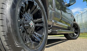 DODGE RAM 1500 5.7L V8 HEMI 4X4 401PK * LARAMIE * FULL OPTION * 322 LITER LPG * LAGE BIJTELLING * 8-TRAPS AUTOMAAT * BOM VOL * 20 INCH XD LICHTMETALEN SPORTVELGEN * vol