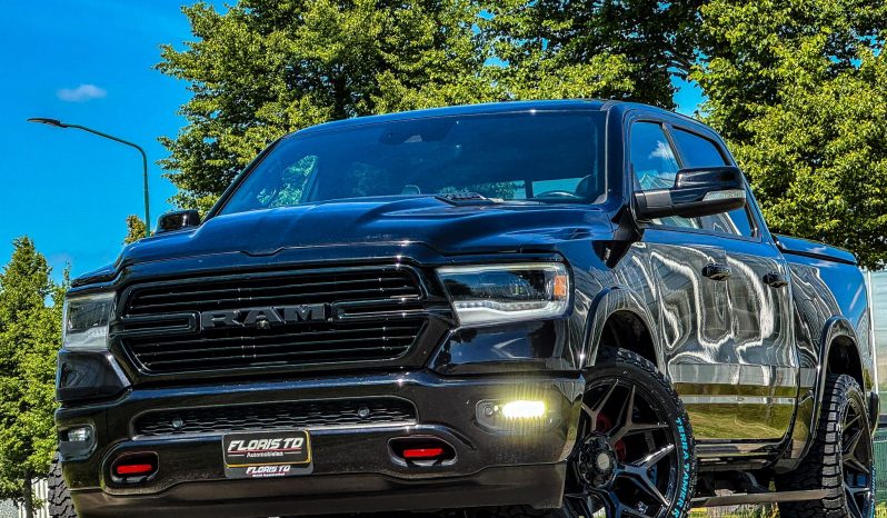 DODGE RAM 1500 5.7L HEMI 4X4 401PK V8 * LARAMIE * SPORT * BLACK-OPPS * BOM VOL * 22 INCH 4 -PLAY NIEUW * WIDE BODY * LPG * WEINIG KM * 360 CAMERA * LANE ASSIST * ADAPTIEVE CRUISE CONTROLE * vol
