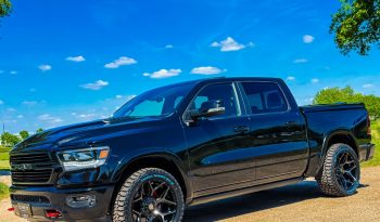 DODGE RAM 1500 5.7L HEMI 4X4 401PK V8 * LARAMIE * SPORT * BLACK-OPPS * BOM VOL * 22 INCH 4 -PLAY NIEUW * WIDE BODY * LPG * WEINIG KM * 360 CAMERA * LANE ASSIST * ADAPTIEVE CRUISE CONTROLE * vol