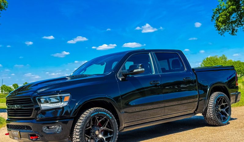 DODGE RAM 1500 5.7L HEMI 4X4 401PK V8 * LARAMIE * SPORT * BLACK-OPPS * BOM VOL * 22 INCH 4 -PLAY NIEUW * WIDE BODY * LPG * WEINIG KM * 360 CAMERA * LANE ASSIST * ADAPTIEVE CRUISE CONTROLE * vol