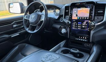 DODGE RAM 1500 5.7L HEMI 4X4 401PK V8 * LARAMIE * SPORT * BLACK-OPPS * BOM VOL * 22 INCH 4 -PLAY NIEUW * WIDE BODY * LPG * WEINIG KM * 360 CAMERA * LANE ASSIST * ADAPTIEVE CRUISE CONTROLE * vol