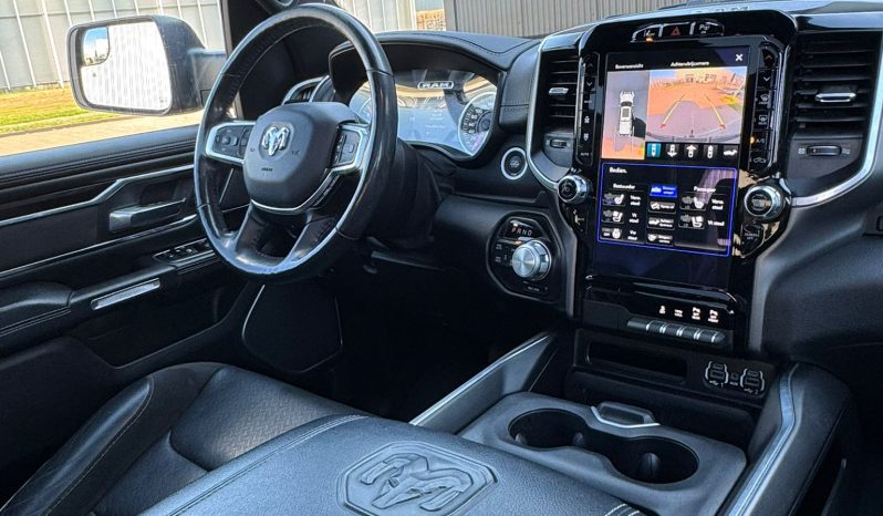 DODGE RAM 1500 5.7L HEMI 4X4 401PK V8 * LARAMIE * SPORT * BLACK-OPPS * BOM VOL * 22 INCH 4 -PLAY NIEUW * WIDE BODY * LPG * WEINIG KM * 360 CAMERA * LANE ASSIST * ADAPTIEVE CRUISE CONTROLE * vol