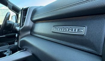 DODGE RAM 1500 5.7L HEMI 4X4 401PK V8 * LARAMIE * SPORT * BLACK-OPPS * BOM VOL * 22 INCH 4 -PLAY NIEUW * WIDE BODY * LPG * WEINIG KM * 360 CAMERA * LANE ASSIST * ADAPTIEVE CRUISE CONTROLE * vol