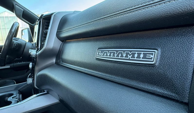 DODGE RAM 1500 5.7L HEMI 4X4 401PK V8 * LARAMIE * SPORT * BLACK-OPPS * BOM VOL * 22 INCH 4 -PLAY NIEUW * WIDE BODY * LPG * WEINIG KM * 360 CAMERA * LANE ASSIST * ADAPTIEVE CRUISE CONTROLE * vol