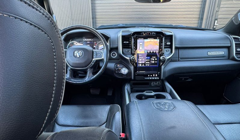 DODGE RAM 1500 5.7L HEMI 4X4 401PK V8 * LARAMIE * SPORT * BLACK-OPPS * BOM VOL * 22 INCH 4 -PLAY NIEUW * WIDE BODY * LPG * WEINIG KM * 360 CAMERA * LANE ASSIST * ADAPTIEVE CRUISE CONTROLE * vol