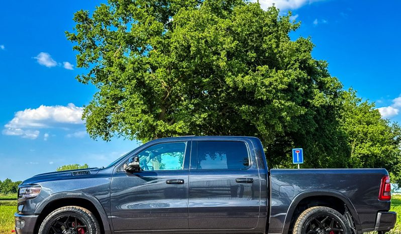 DODGE RAM 1500 5.7L V8 HEMI 4X4*LIMITED EDITION*BOM VOL OPTIES*PRACHTIGE KLEUR MAXIMUM STEEL METALLIC*22 INCH 4-PLAY SPORTVELGEN*LUCHTVERING*OPEN UITLAATSYSTEEM*PRINS LPG* vol