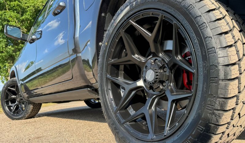 DODGE RAM 1500 5.7L V8 HEMI 4X4*LIMITED EDITION*BOM VOL OPTIES*PRACHTIGE KLEUR MAXIMUM STEEL METALLIC*22 INCH 4-PLAY SPORTVELGEN*LUCHTVERING*OPEN UITLAATSYSTEEM*PRINS LPG* vol