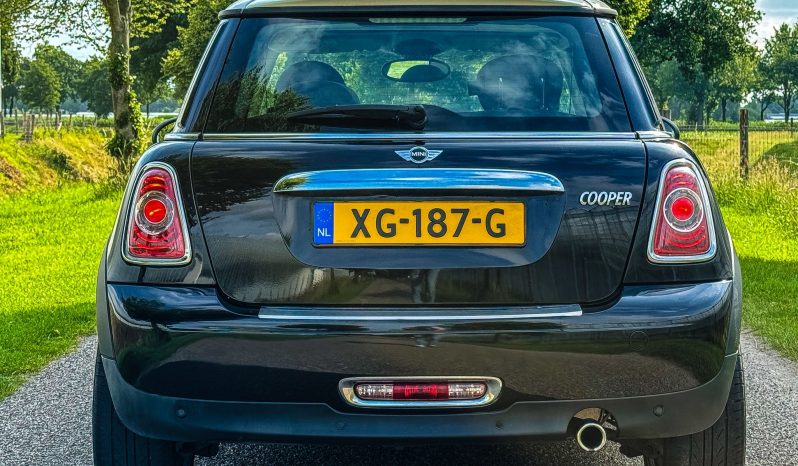 MINI COOPER 1.6L LIMITED * FULL OPTION * 2E EIGENAAR * EXTREEM NETJES * 17 INCH LICHTMETALEN SPORTVELGEN * XENON * LEDER * DOOR INRUIL VERKREGEN * vol