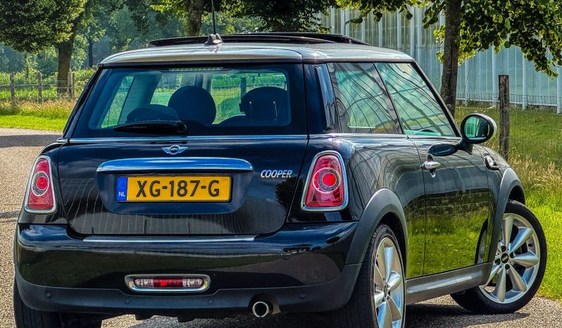MINI COOPER 1.6L LIMITED * FULL OPTION * 2E EIGENAAR * EXTREEM NETJES * 17 INCH LICHTMETALEN SPORTVELGEN * XENON * LEDER * DOOR INRUIL VERKREGEN * vol