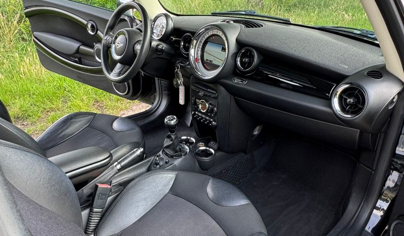 MINI COOPER 1.6L LIMITED * FULL OPTION * 2E EIGENAAR * EXTREEM NETJES * 17 INCH LICHTMETALEN SPORTVELGEN * XENON * LEDER * DOOR INRUIL VERKREGEN * vol
