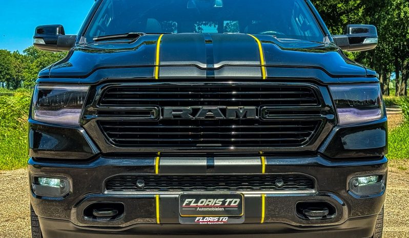DODGE RAM 1500 5.7L HEMI V8 4X4 401 PK * BLACK-OPPS * 22 INCH * CREW CAB * 180 LITER LPG * OPEN UITLAATSYSTEEM * PANORAMADAK * 3500 KG TREKGEWICHT * 1E EIGENAAR * vol