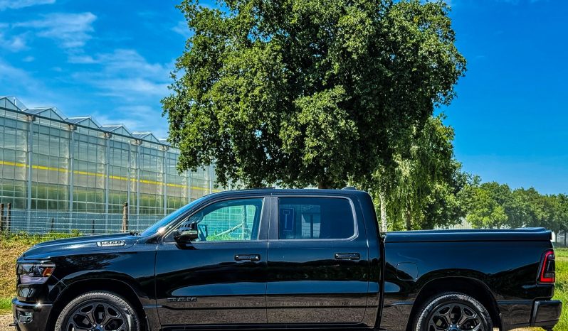 DODGE RAM 1500 5.7L HEMI V8 4X4 401 PK * BLACK-OPPS * 22 INCH * CREW CAB * 180 LITER LPG * OPEN UITLAATSYSTEEM * PANORAMADAK * 3500 KG TREKGEWICHT * 1E EIGENAAR * vol