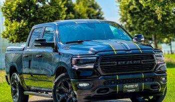 DODGE RAM 1500 5.7L HEMI V8 4X4 401 PK * BLACK-OPPS * 22 INCH * CREW CAB * 180 LITER LPG * OPEN UITLAATSYSTEEM * PANORAMADAK * 3500 KG TREKGEWICHT * 1E EIGENAAR * vol