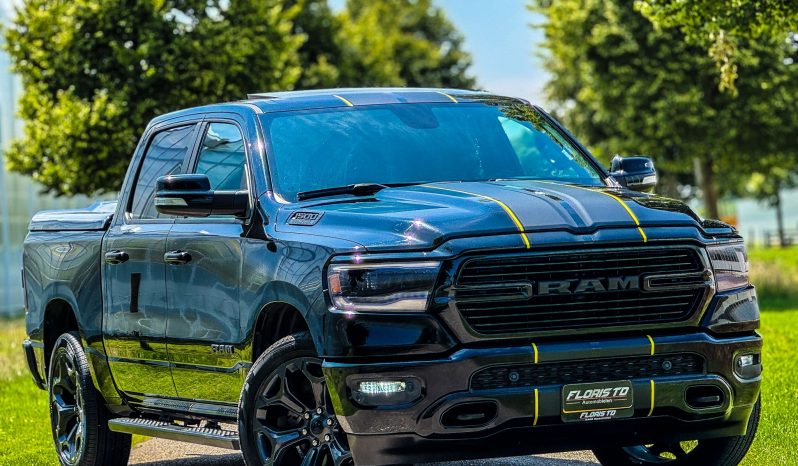 DODGE RAM 1500 5.7L HEMI V8 4X4 401 PK * BLACK-OPPS * 22 INCH * CREW CAB * 180 LITER LPG * OPEN UITLAATSYSTEEM * PANORAMADAK * 3500 KG TREKGEWICHT * 1E EIGENAAR * vol