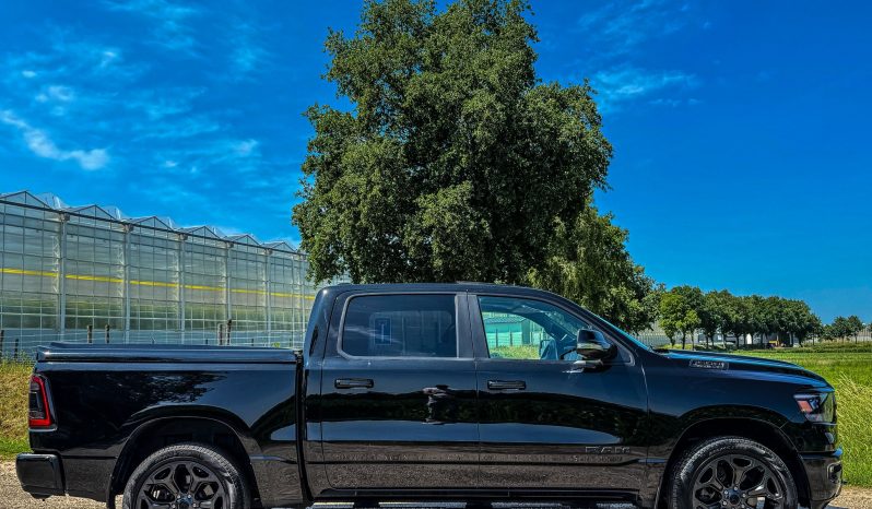 DODGE RAM 1500 5.7L HEMI V8 4X4 401 PK * BLACK-OPPS * 22 INCH * CREW CAB * 180 LITER LPG * OPEN UITLAATSYSTEEM * PANORAMADAK * 3500 KG TREKGEWICHT * 1E EIGENAAR * vol
