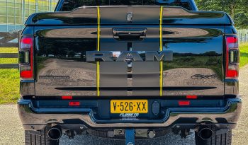 DODGE RAM 1500 5.7L HEMI V8 4X4 401 PK * BLACK-OPPS * 22 INCH * CREW CAB * 180 LITER LPG * OPEN UITLAATSYSTEEM * PANORAMADAK * 3500 KG TREKGEWICHT * 1E EIGENAAR * vol